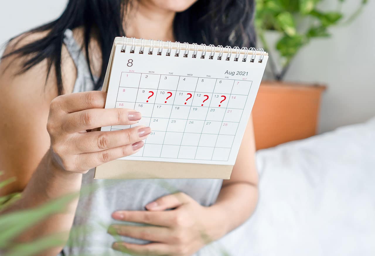 woman hand holding calendar